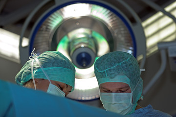 ¿Por qué es fundamental una lámpara de operaciones en un quirófano?