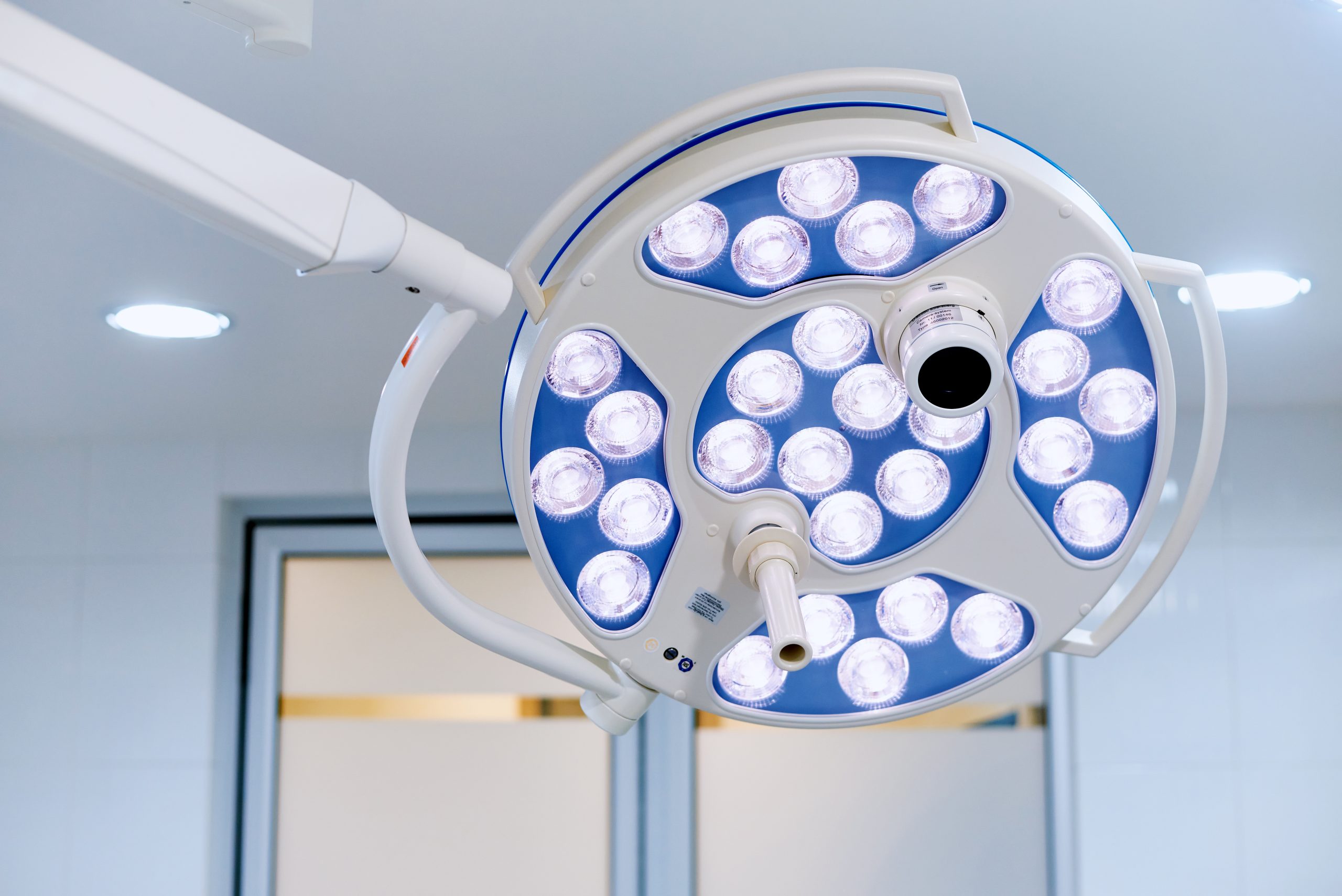 Lámpara de operaciones: ¿qué color debe tener la iluminación en un quirófano?