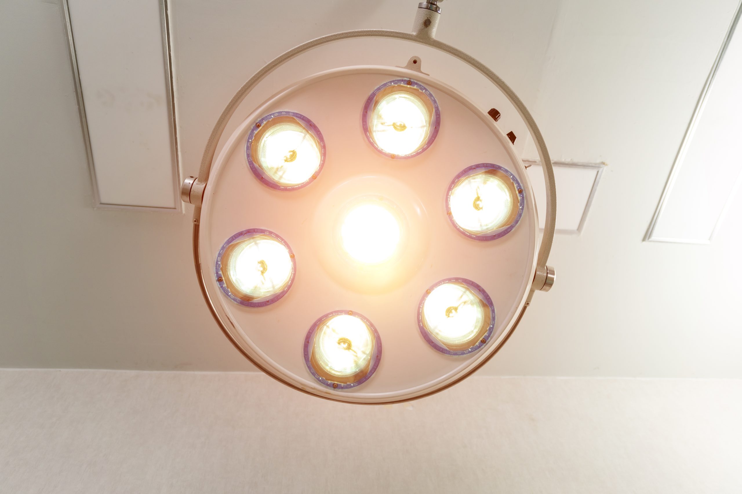 Lámparas de quirófanos: tipos de luz